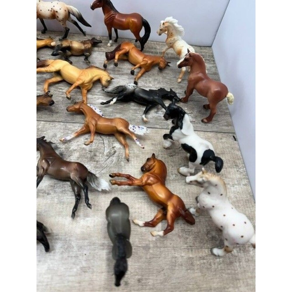 Huge Lot Of 44 Breyer Reeves Horses Stablemates 1/32 Assorted - Picture 6 of 10